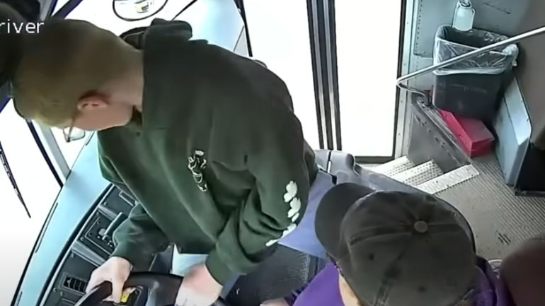 Η αγάπη 13χρονου για την οδήγηση, έσωσε όλους τους επιβάτες ενός σχολικού λεωφορείου