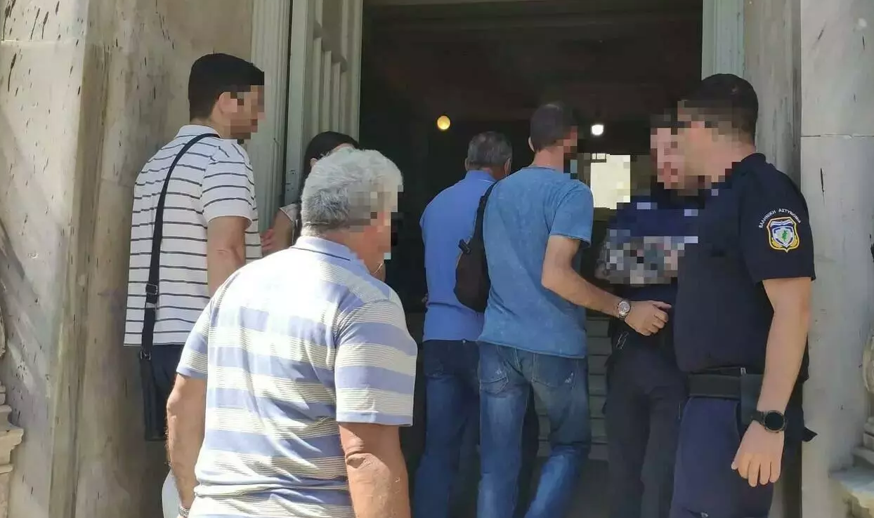 Πατριός και δύο ακόμα άνδρες κατηγορούνται για την σεξουαλική εκμετάλλευση του αγοριού