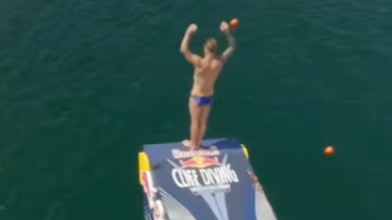 Η αδρεναλίνη στα ύψη με τη βουτιά να καταγράφεται από drone