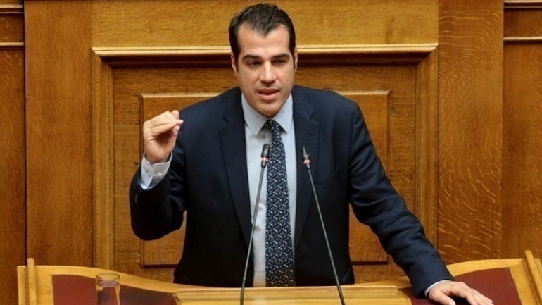 Επίθεση με γιαούρτια στον Θάνο Πλεύρη – Τραυματίστηκε στο μάτι και μετέβη στο «Λαϊκό» νοσοκομείο