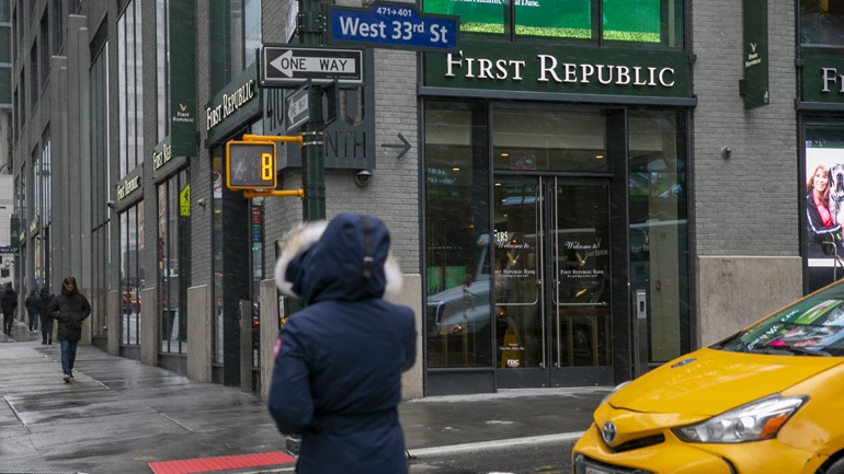 First Republic Bank: Οι ρυθμιστικοί φορείς των ΗΠΑ προσεγγίζουν διάφορες τράπεζες