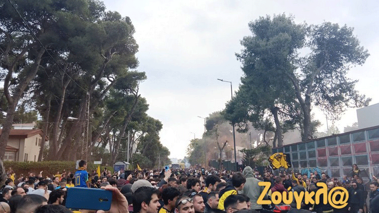 Τρέλα από 5.000 φίλους της ΑΕΚ στο ξενοδοχείο της αποστολής
