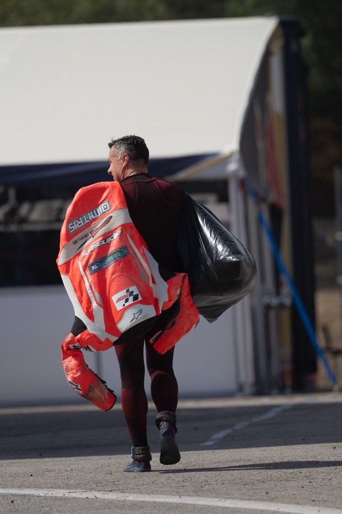 Στο δρόμο προς το εργαστήριο της Aplinestars για την αποκατάσταση της φόρμας...