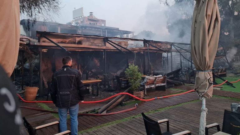 Καφέ-μπαρ καταστράφηκε ολοσχερώς από πυρκαγιά στην Αρτέμιδα Αττικής