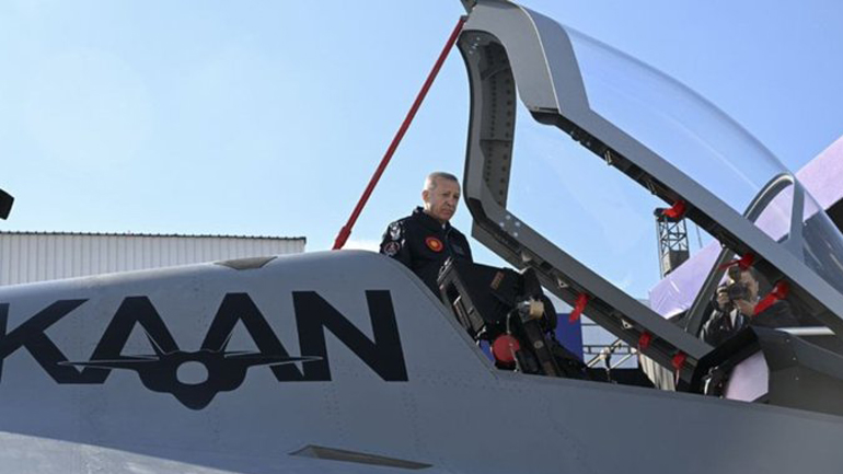 O Ερντογάν, ως άλλος Τομ Κρούζ στο Top Gun, παρουσίασε το νέο τουρκικό μαχητικό αεροσκάφος «KAAN»