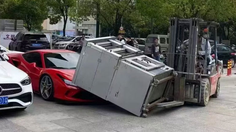 Ferrari τράκαρε με… φούρνο στην πιο περίεργη «σύγκρουση» της χρονιάς