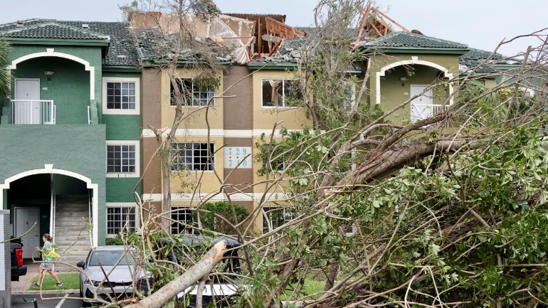 Ανεμοστρόβιλος σήκωσε στον αέρα αυτοκίνητο στη Φλόριντα – Μεγάλες ζημιές στο Παλμ Μπιτς
