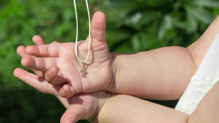 Θεσσαλονίκη: Έκλεψαν τον βαφτιστικό σταυρό βρέφους αμέσως μετά το… μυστήριο!