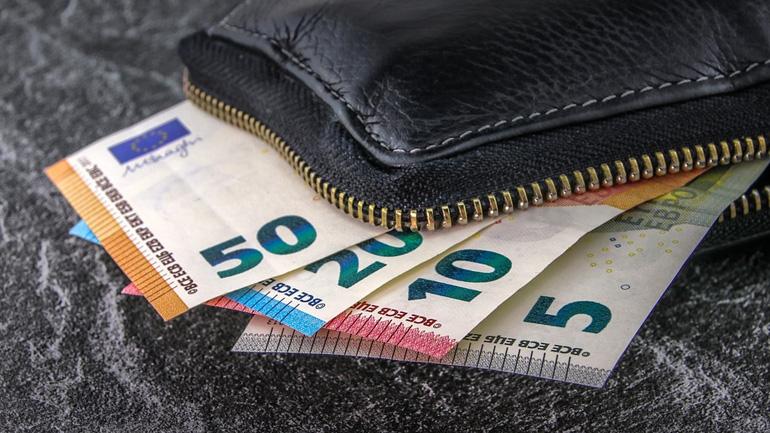 Ανήλικοι στην Πάτρα βρήκαν πορτοφόλι με 700 ευρώ και το παρέδωσαν στην αστυνομία