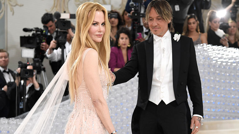 Met Gala: Η Νικόλ Κίντμαν με μία διάσημη δημιουργία του Λάγκερφελντ από το 2004