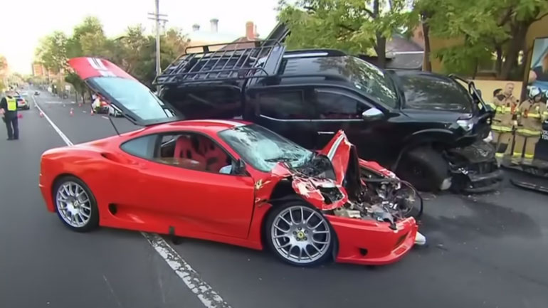 Καρφώθηκε με τη Ferrari στο αντίθετο ρεύμα και σήκωσε στον αέρα αγροτικό