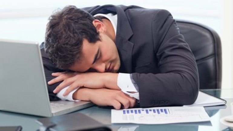 «Λιώνουν στη δουλειά» οι Έλληνες – Πρώτοι σε υπερεργασία στην ΕΕ