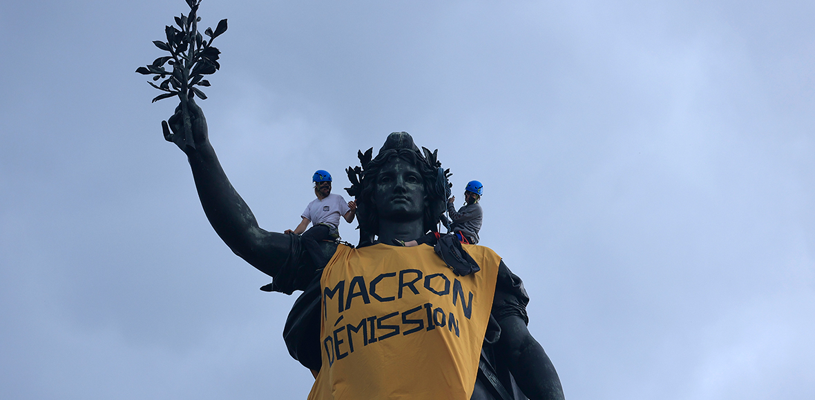 «Μακρόν, παραιτήσου» «Μακρόν, παραιτήσου»