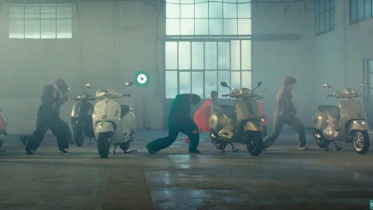 Ελευθερία και αυτοδιάθεση, τα μηνύματα του video της Vespa