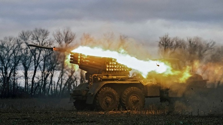 Πόλεμος στην Ουκρανία: Η ΕΕ θα διαθέσει 1 δισεκ. ευρώ για την παραγωγή οβίδων