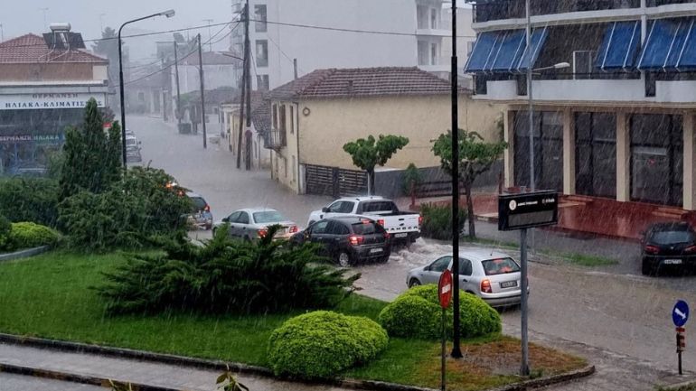 Καταρρακτώδης βροχή στα Τρίκαλα: Έκλεισαν κεντρικοί δρόμοι – Πλημμύρισαν υπόγεια