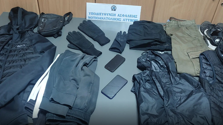 Εξαρθρώθηκε σπείρα που διέπραττε ληστείες σε πρατήρια υγρών καυσίμων στα νότια προάστια Εξαρθρώθηκε σπείρα που διέπραττε ληστείες σε πρατήρια υγρών καυσίμων στα νότια προάστια