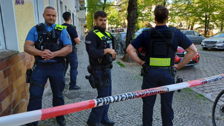 Δύο μαθήτριες μαχαιρώθηκαν από 39χρονο στο δημοτικό τους στο Βερολίνο – Σε κρίσιμη κατάσταση η μία, σοβαρά η άλλη