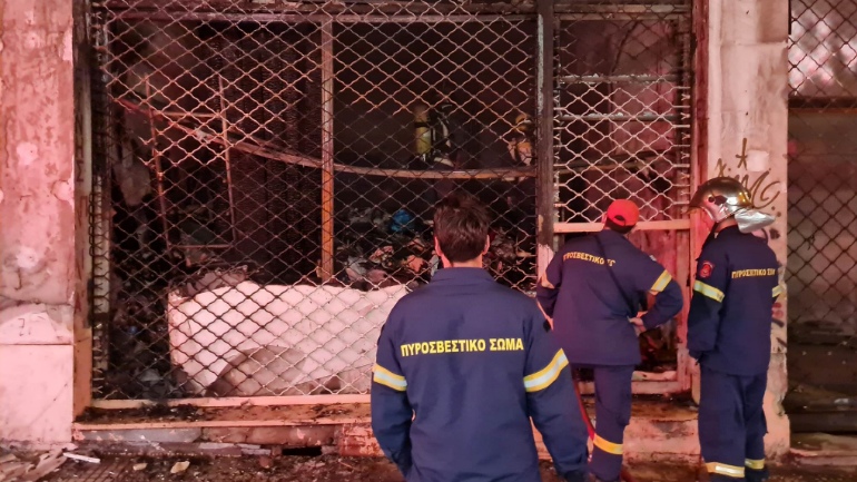 Φωτιά σε εγκαταλελειμμένο κτήριο στο κέντρο της Αθήνας