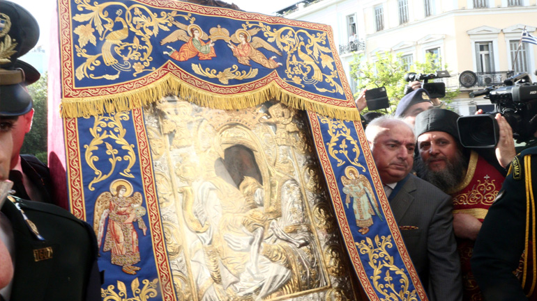 «Άξιον Εστί»: Τεράστιες ουρές στη Μητρόπολη για το προσκύνημα της εικόνα της Παναγίας