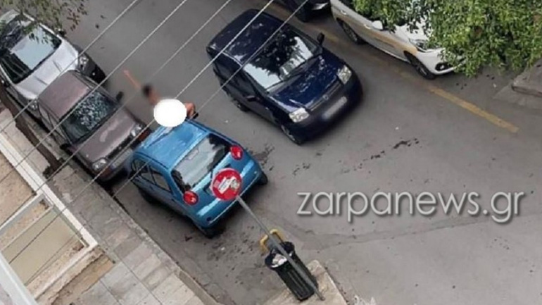Αναστάτωση στο κέντρο των Χανίων – Έβγαλε τα ρούχα της και ανέβηκε γυμνή πάνω σε αυτοκίνητο