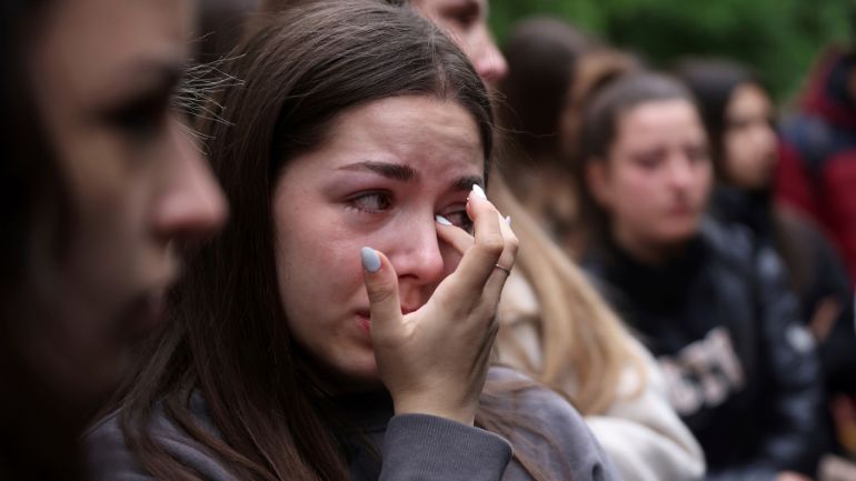 Μακελειό στο Βελιγράδι: Συγκινητικές στιγμές μπροστά από το σχολείο που σκοτώθηκαν οχτώ παιδιά και ο φύλακας