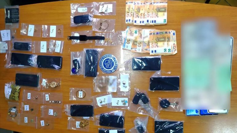 Αγρίνιο: Σπίτια, μοναστήρια και… «χρυσοπωλεία» χτυπούσε σπείρα που εξαρθρώθηκε – Πάνω από 600.000 ευρώ η λεία Αγρίνιο: Σπίτια, μοναστήρια και… «χρυσοπωλεία» χτυπούσε σπείρα που εξαρθρώθηκε – Πάνω από 600.000 ευρώ η λεία