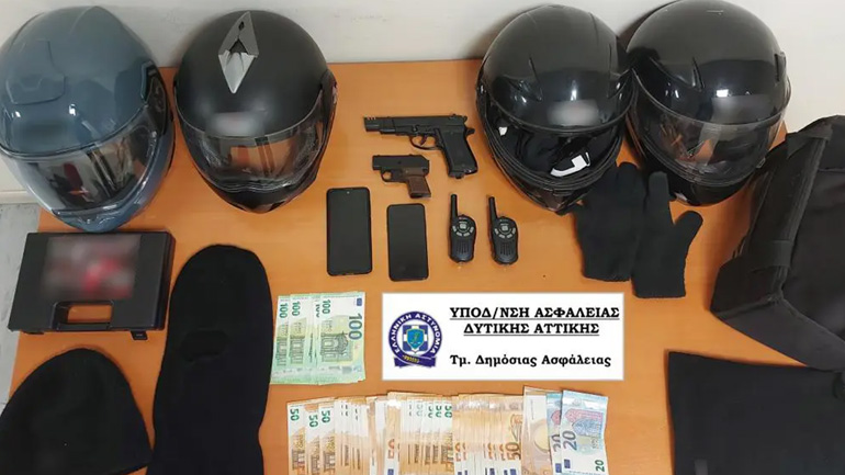 Χειροπέδες σε τρία μέλη συμμορίας που διέπραττε ένοπλες ληστείες σε καταστήματα στη Δυτική Αττική