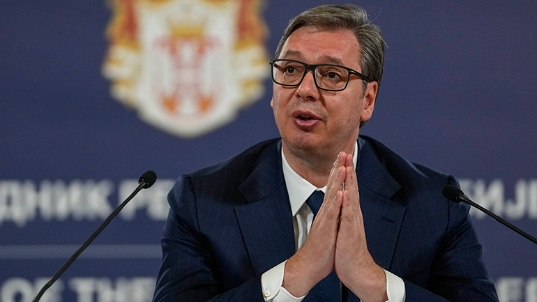 Σερβία: Ο Βούτσιτς προτείνει «σχεδόν πλήρη αφοπλισμό» στη χώρα μετά τα δύο μακελειά