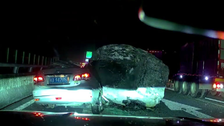 Όταν βλέπεις ξαφνικά έναν ογκόλιθο δίπλα σου