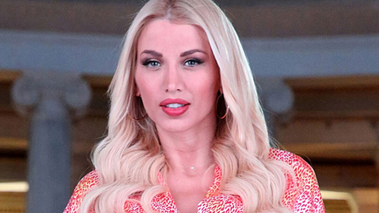 Η Κωνσταντίνα Σπυροπούλου επιστρέφει στη δουλειά πέντε μήνες μετά τη γέννηση του γιου της