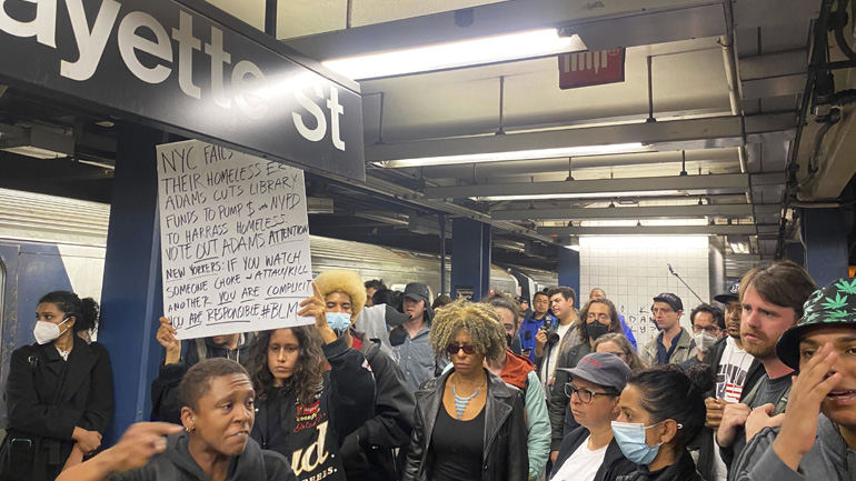 Νέα Υόρκη: Διαδηλωτές ζήτησαν δικαιοσύνη για τον άστεγο Αφροαμερικανό που στραγγαλίστηκε μέσα σε συρμό του μετρό