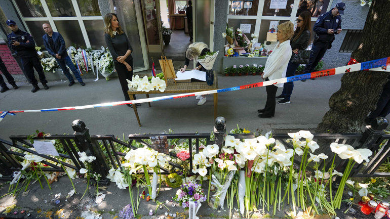 Οι πρώτες κηδείες θυμάτων από τις δύο μαζικές δολοφονίες στη Σερβία