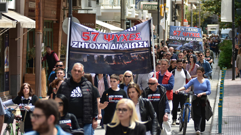 Λάρισα: Πορεία συγγενών των θυμάτων του δυστυχήματος στα Τέμπη
