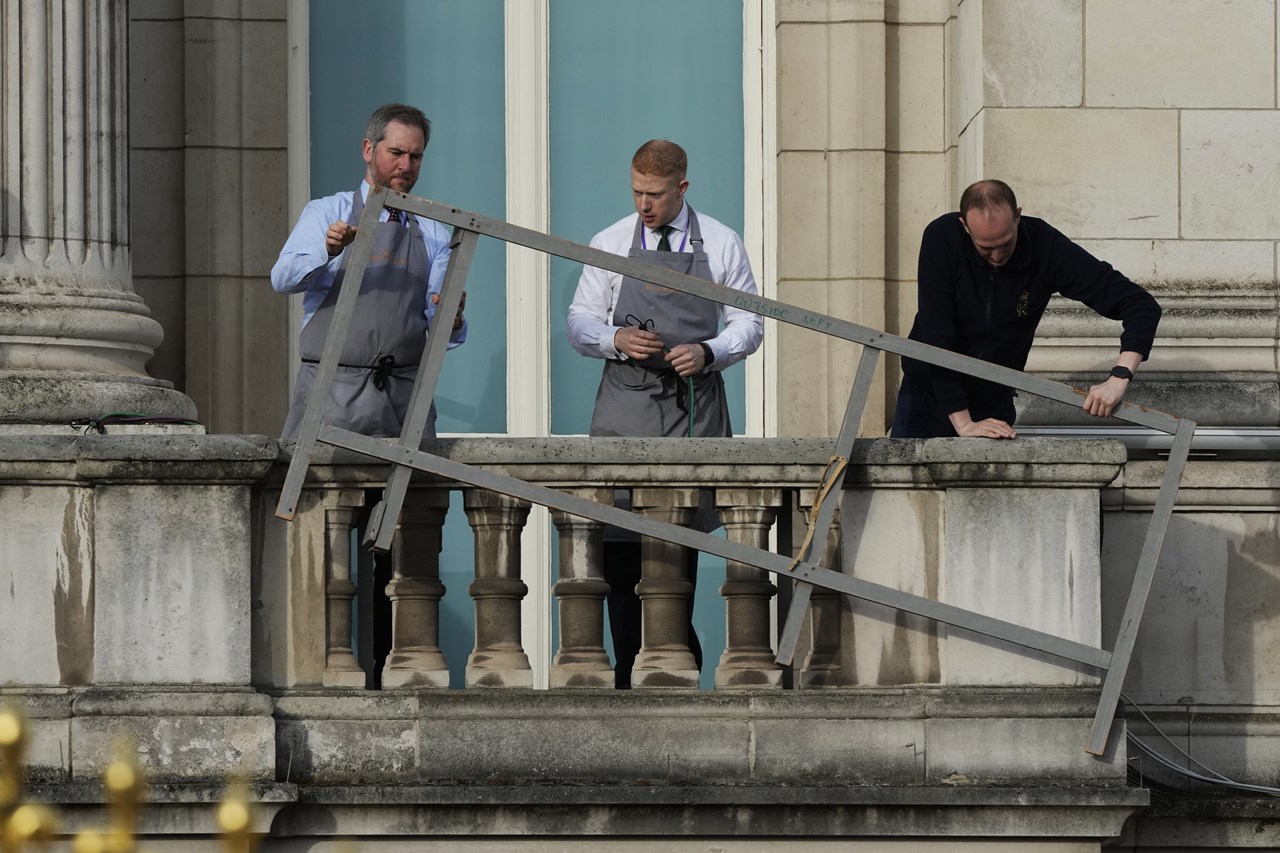 Οι τελικές προετοιμασίες στο μπαλκόνι του παλατιού του Μπάκιγχαμ (φωτ. 1)