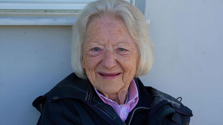 Rosallyn Cable: Η 79χρονη Αγγλίδα που λατρεύει τα μαχητικά Phantom και αγαπά την Ελλάδα