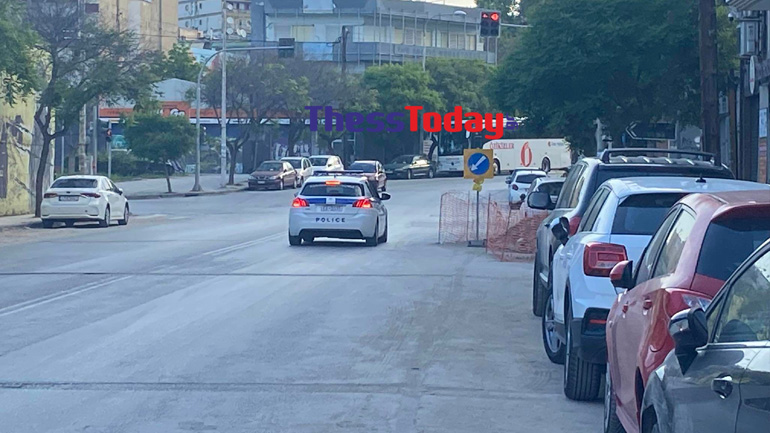 Επεισοδιακή καταδίωξη στη Θεσσαλονίκη – Εμβόλισε περιπολικό και καρφώθηκε σε Ι.Χ.