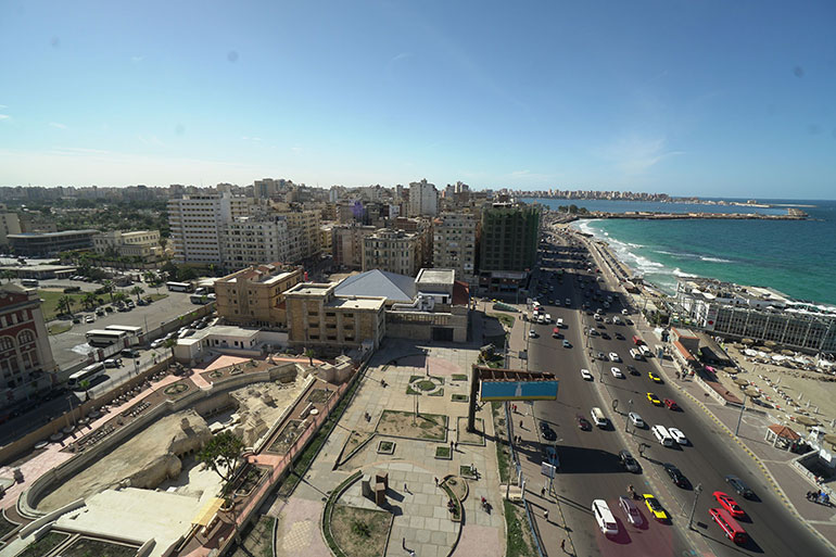 Η Νεκρόπολη του Σάτμπυ με φόντο το Μεγάλο (Ανατολικό) Λιμένα της Αλεξάνδρειας (προς δύση)