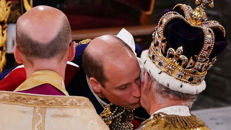 Στέψη Βασιλιά Καρόλου: Το φιλί του πρίγκιπα William στον πατέρα του και ο όρκος που του έδωσε