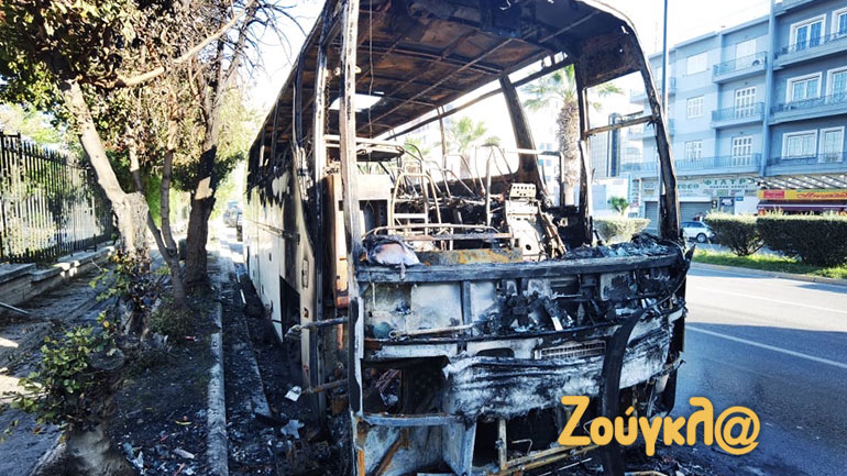 Επεισόδια έξω από την Γεωπονική Σχολή – Κάηκαν τρία τουριστικά λεωφορεία