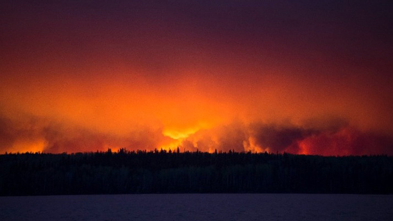 Πυρκαγιές στον Καναδά: Σχεδόν 30.000 άνθρωποι εκτοπίζονται