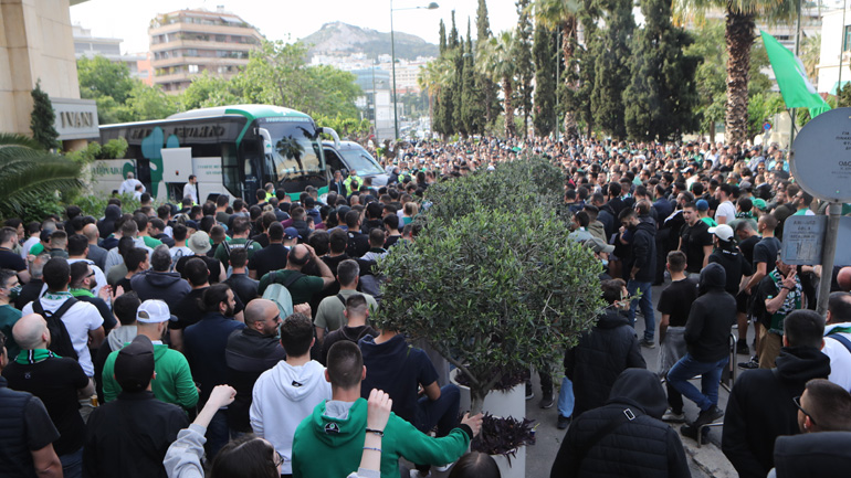 Oπαδοί του Παναθηναϊκού βρέθηκαν στο Caravel και «ντόπαραν» ψυχολογικά την ομάδα τους πριν το ντέρμπι με τον Ολυμπιακό