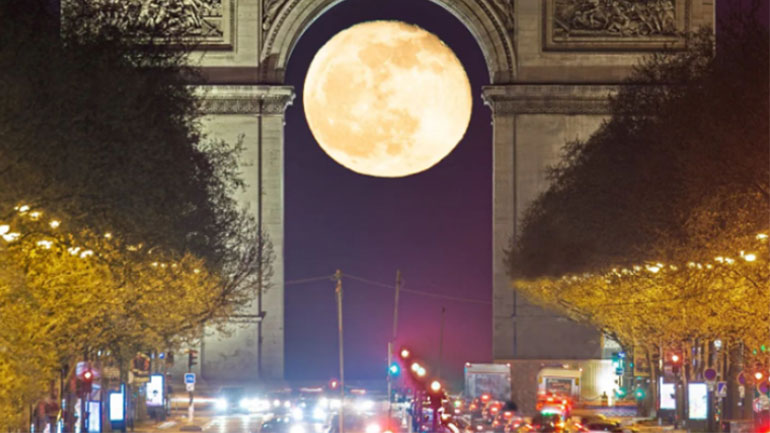 Φωτογράφος απαθανάτισε την πανσέληνο μέσα από την Αψίδα του Θριάμβου