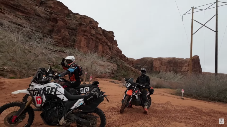 Περνώντας με μοτοσυκλέτα από ένα από τα πιο δύσκολα μονοπάτια του κόσμου