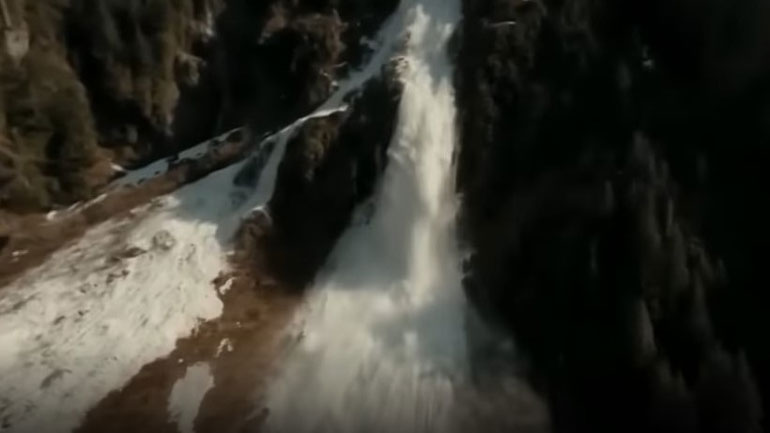 Απίστευτη λήψη με drone: «Έπιασε» τυχαία χιονοστιβάδα