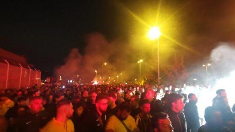 Πανδαιμόνιο στο «Ελ. Βενιζέλος» από τους οπαδούς της ΑΕΚ