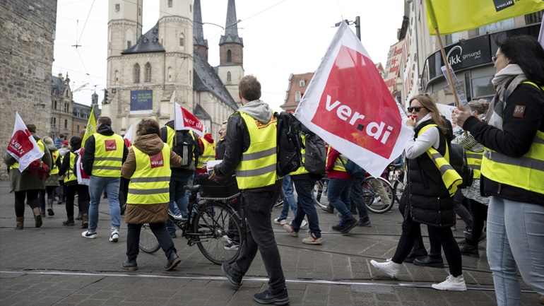 Δημοσκόπηση: Οι Γερμανοί θεωρούν τους εαυτούς τους γκρινιάρηδες και ζηλιάρηδες – Η οικονομία και ο κακός καιρός τα αίτια