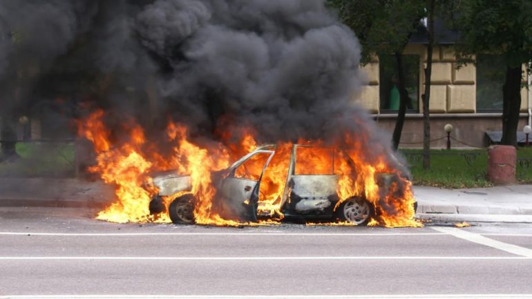 Παρανάλωμα του πυρός σταθμευμένα αυτοκίνητα και φορτηγάκι στον Άγιο Νικόλαο στην Κρήτη