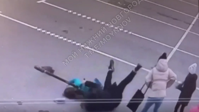 Γυναίκα σε ηλεκτρικό πατίνι χτυπά ένα παιδί και φεύγει