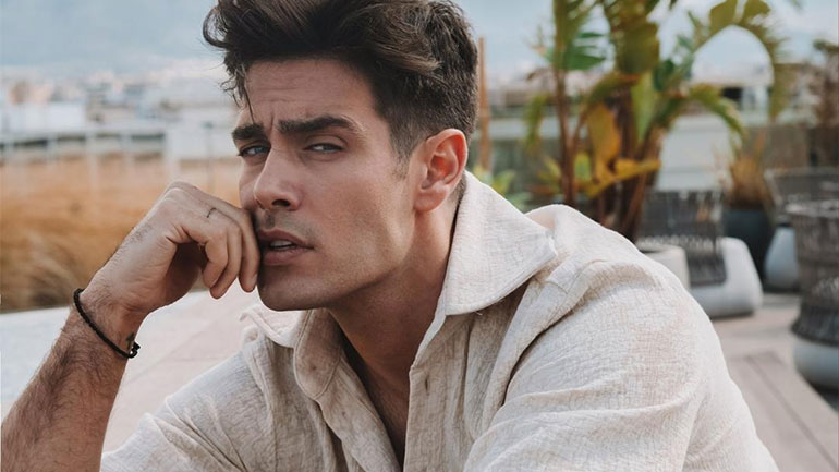 «Βρε Χαζό»: Στο νέο βίντεο κλιπ του Κώστα Μαρτάκη, ο Έρωτας γνωρίζει τον… Έρωτα!